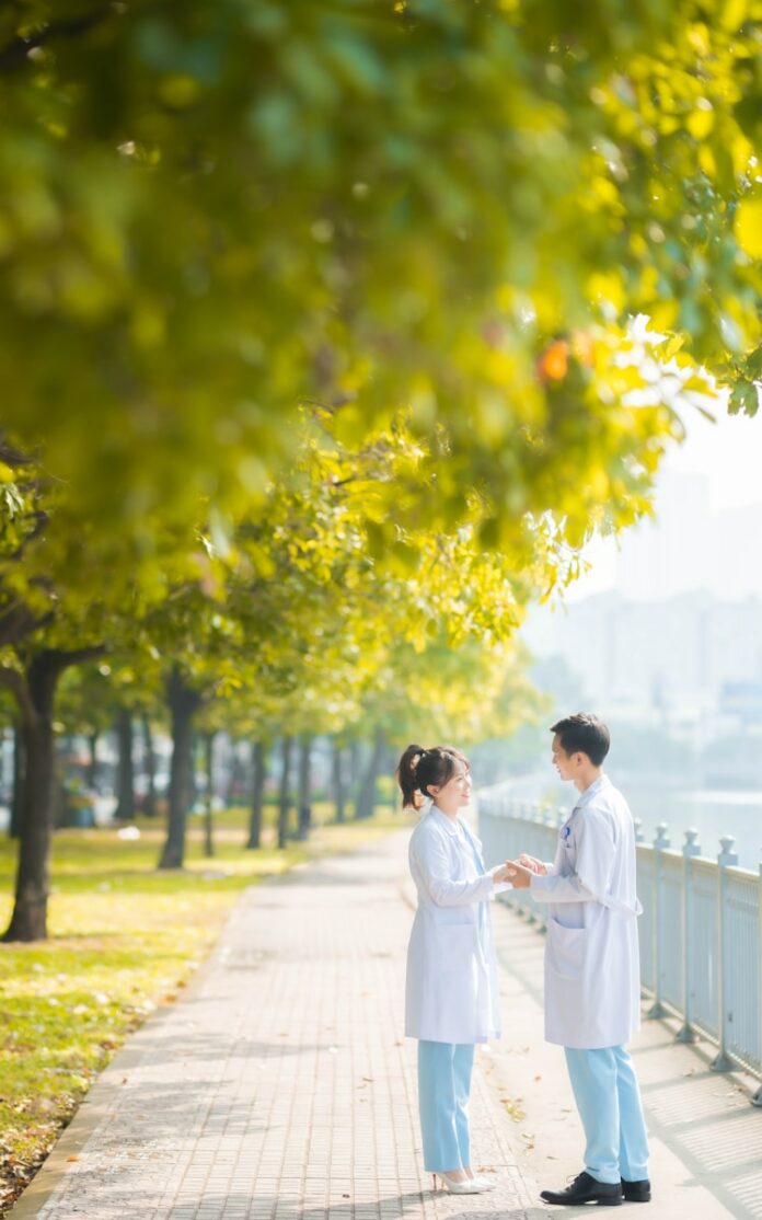 Photo by Q A Trần a couple of people standing next to each other