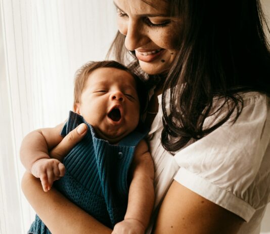 입양 전 과정 국가가 책임진다…국내 입양 활성화 정책 추진 woman in white shirt carrying girl in blue shirt