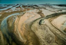 해안가 휴양마을에서 체험도 하고 숙박도 저렴하게 top view photography of house near body of water