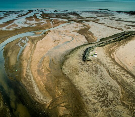 해안가 휴양마을에서 체험도 하고 숙박도 저렴하게 top view photography of house near body of water