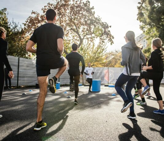 다이어트와 운동: 건강한 삶을 위한 필수 구성 요소 man in black t-shirt and black shorts running on road during daytime