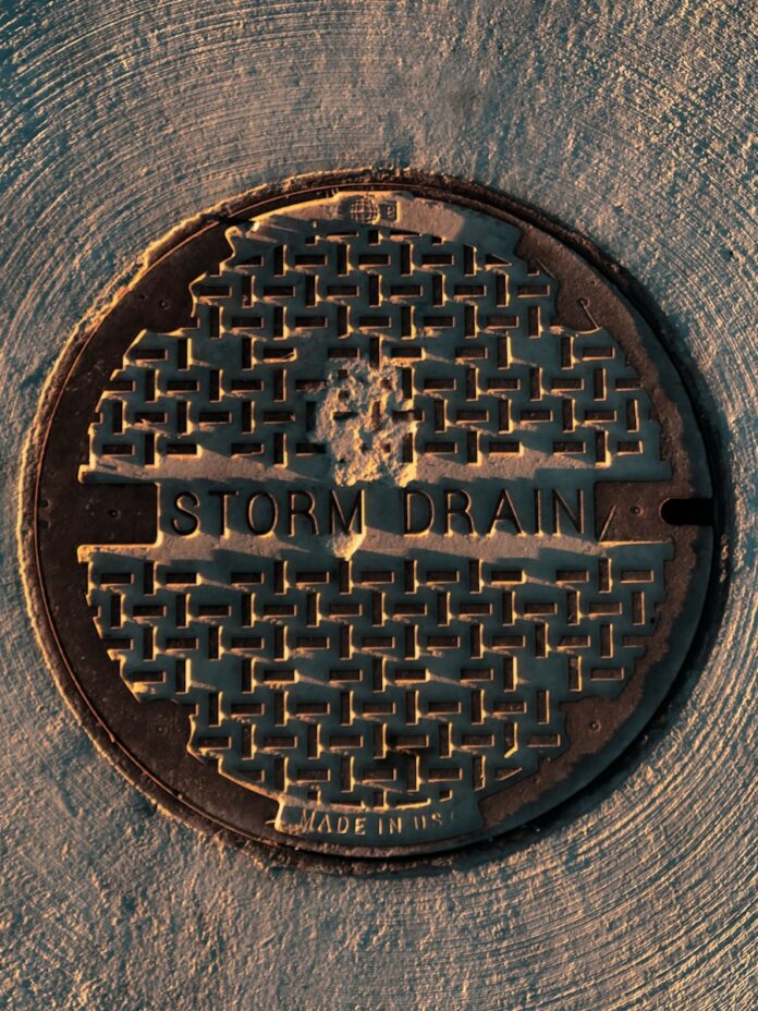 Photo by Jake Nackos black and brown round metal