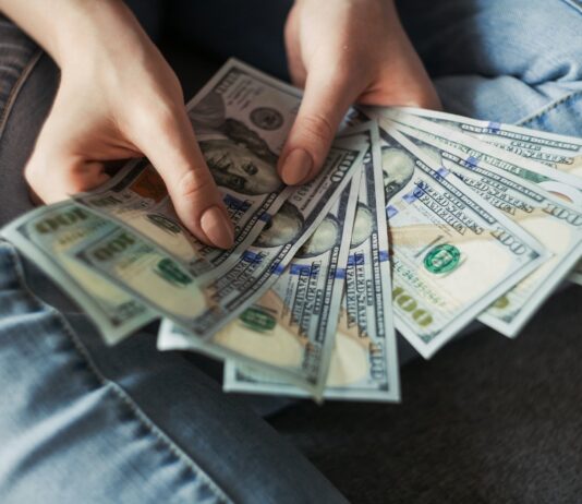 지역경제 모펀드 3000억원 조성으로 ‘지역 활성화 사업투자’ 유도 fan of 100 U.S. dollar banknotes