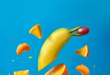 여름철 비타민 보충제 추천 sliced lemon fruit on blue surface