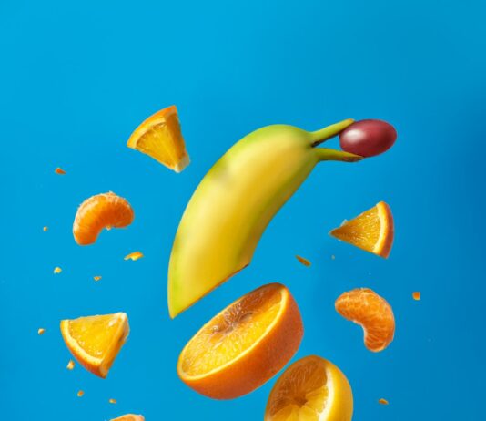 여름철 비타민 보충제 추천 sliced lemon fruit on blue surface