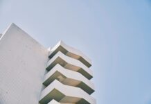 주택 임대차계약 신고, 스마트폰·태블릿으로 가능 a tall white building sitting next to a tall white building