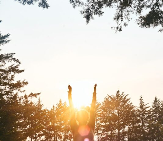 하루 10분 스트레칭이 건강에 미치는 영향 woman in black pants and pink shirt standing on green grass field during daytime