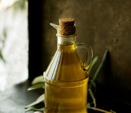 건강한 지방과 불포화 지방: 심장 건강을 위한 선택 clear glass cruet bottle