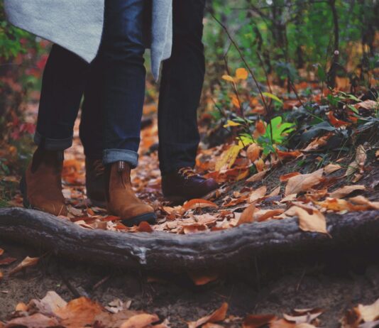 가을의 상쾌함을 운동으로 만끽하며 다이어트 성공하기 a man and a woman walking in the woods