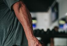 운동으로 뇌 건강을 향상시키는 법 man in gray t-shirt and black pants holding black corded headphones