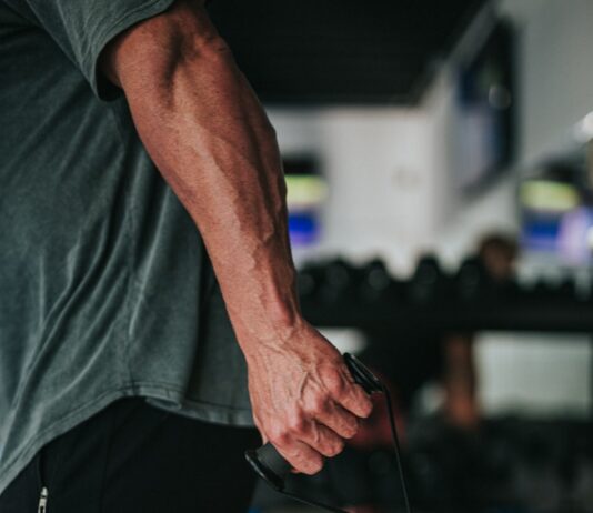 운동으로 뇌 건강을 향상시키는 법 man in gray t-shirt and black pants holding black corded headphones