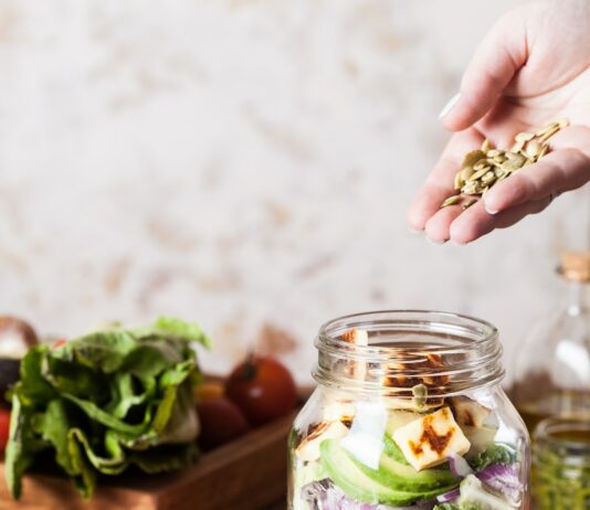 전신 운동과 영양 섭취: 건강한 몸매를 위한 전략 person holding brown grains