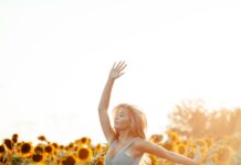 필라테스로 자세 교정, 현대인의 고질병 극복하기 close up photography of woman dancing beside sunflower field during golden hour