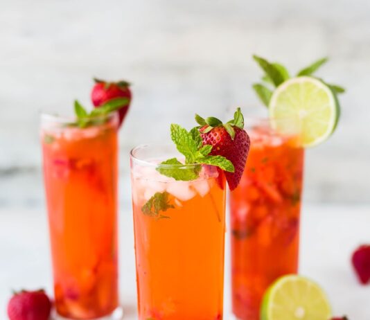 선선한 가을철, 다이어트 성공을 위한 운동 가이드 three clear drinking glasses filled with juice