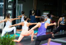 피로를 극복하는 자연식과 운동 방법 woman in white tank top and pink leggings doing yoga