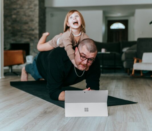 건강한 일상을 위해 시작하는 필라테스와 근력 운동 a man and a little girl playing with a laptop