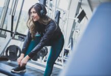 체중 감량과 건강을 위한 겨을철 운동 가이드 woman tying her right shoe