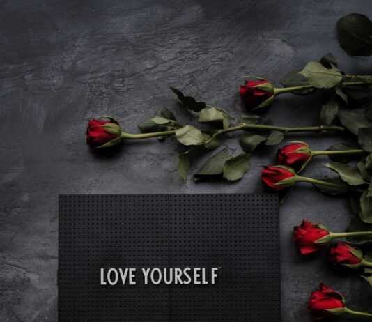 활기찬 일상을 위한 규칙적인 운동 루틴 black and red floral happy birthday card