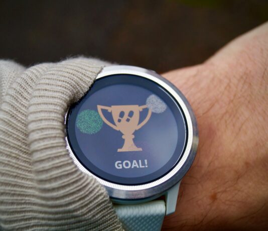 운동 목표를 설정하고 꾸준히 실천하는 법 a close up of a person's wrist with a watch on it