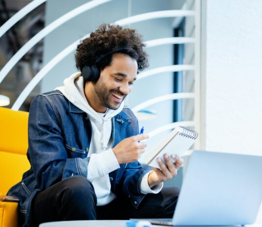 스마트하게 시간 관리하기 a man sitting in front of a laptop computer