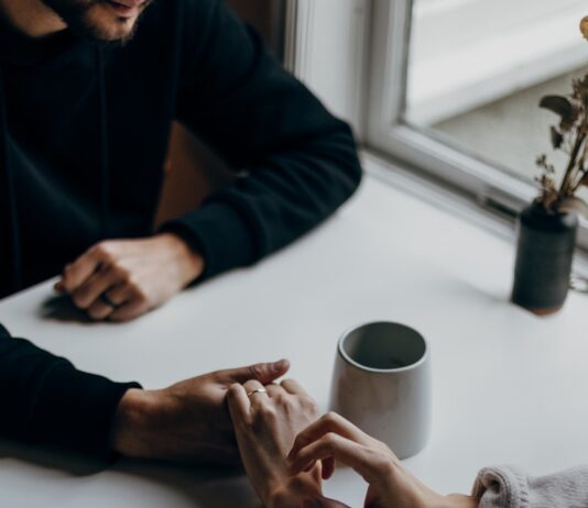 직장인의 스트레스 관리를 돕는 심리적 전략 person in black long sleeve shirt holding white ceramic mug