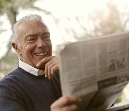 의미 있는 노년기 보내기 man reading newspaper