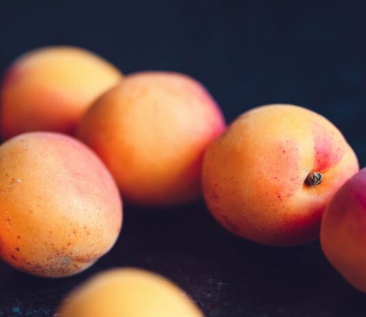 비타민의 역할과 결핍이 미치는 영향 orange and red peaches