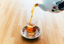 피부가 좋아지는 식단, 무엇을 먹어야 할까? person pouring tea into cup