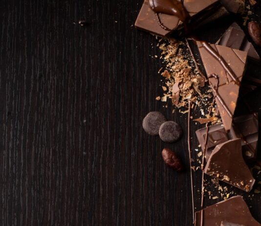 “스트레스 받을 때 단 게 당기는 이유, 뇌가 SOS 보내는 겁니다” brown wooden stick on black wooden surface