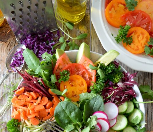 건강한 식단, 작은 변화로 시작하는 실천법 close-up photo of vegetable salad