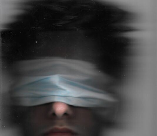 스마트폰과 컴퓨터 과사용, 우리의 눈 건강을 위협한다 a man with a blindfold over his eyes