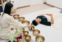 현대인의 선택, 몸과 마음을 위한 대체요법…과학과 전통의 만남 A couple of people that are laying on a bed