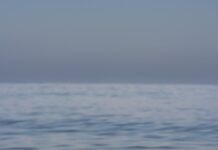 ‘숙면도 디지털로 관리한다’…수면 트렌드는 ‘테크 & 마인드풀니스’ a view of a body of water from a boat