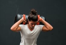 중년 이후 ‘근력 저하’가 건강에 남기는 파장과 몸의 비밀스러운 균형 A man lifting a barbell over his head