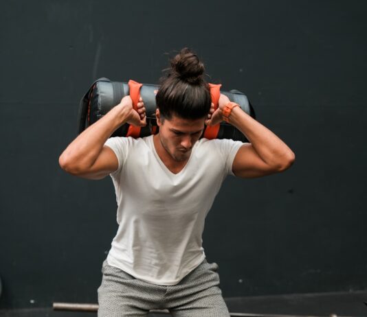 중년 이후 ‘근력 저하’가 건강에 남기는 파장과 몸의 비밀스러운 균형 A man lifting a barbell over his head