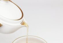 일상 속에서 자연스럽게 실천하는 대체요법, 건강 트렌드로 자리잡다 tea pours into white teacup