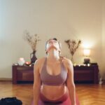 일상 속 건강한 움직임, 필라테스 열풍… 바쁜 현대인을 위한 실천 팁 a woman is doing yoga on a mat
