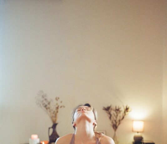 일상 속 건강한 움직임, 필라테스 열풍… 바쁜 현대인을 위한 실천 팁 a woman is doing yoga on a mat