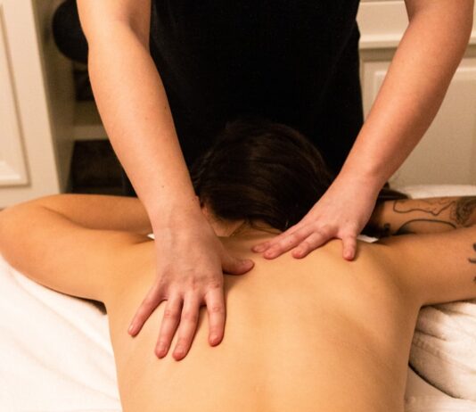내 몸을 위한 균형 찾기, 대체요법 실천법 확산 a woman getting a back massage at a spa