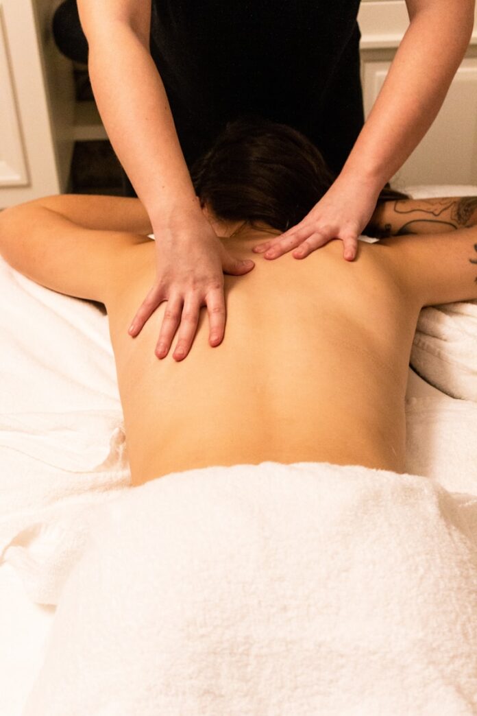 Photo by Simon HUMLER a woman getting a back massage at a spa