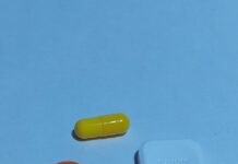 영양제 과유불급의 함정, 건강을 채우려다 오히려 간을 지치게 하는가 A group of three pills sitting next to each other