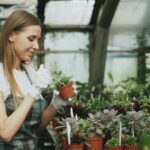 현대인의 건강관리, 대체요법으로 ‘슬로우 라이프’ 실천하기 Woman tending to potted plants in a greenhouse