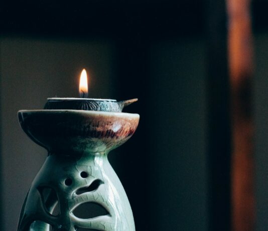 바쁘고 지친 일상 속, 나를 지키는 스트레스 관리법 rule of thirds photography of lit candle