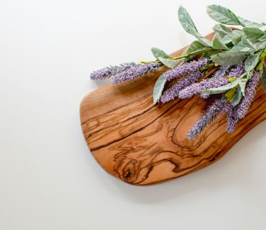 ‘수면 혁명’… 잘 자야 잘 산다! 현대인의 건강을 위한 새로운 수면 루틴 green and purple leaves on brown wooden chopping board
