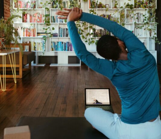 집콕 시대, ‘홈 피트니스’로 건강 챙기기…작은 습관이 만드는 큰 변화 a man doing yoga in a living room