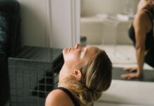 ‘근막(Fascia)’을 알아야 진짜 몸이 풀린다: 내 몸을 감싼 제2의 피부 a woman lying on the floor