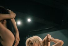 K-POP 안무로 배우는 전신 협응력: 아이돌 춤 뒤에 숨겨진 피트니스 woman in black tank top raising her hands