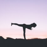 집에서 하는 홈요가(Home-Yoga): “유튜브만 봐도 될까?” 부상 없이 혼자 수련할 때 주의할 점 silhouette photography of woman standing on right foot