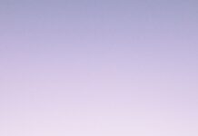 집에서 하는 홈요가(Home-Yoga): “유튜브만 봐도 될까?” 부상 없이 혼자 수련할 때 주의할 점 silhouette photography of woman standing on right foot