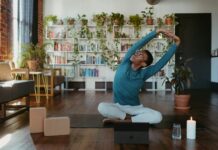 ‘마이크로 운동’ 열풍, 바쁜 일상 속 건강 챙기는 새로운 방법 a man is doing yoga in a living room